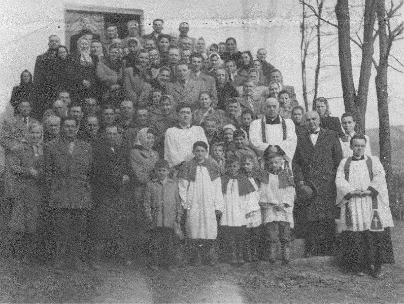 parafia polskokatolicka 1_14.jpg - Rok 1959. Wierni z ks. seniorem Edwardem Narbutt-Narbutowiczem i dr Janem Dziurą z Lowell Mass z USA